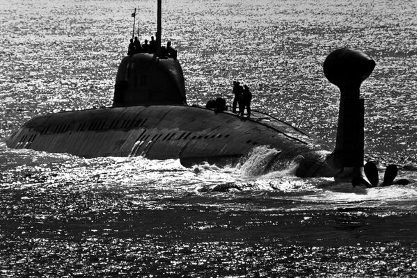 Schwarz-Weiß-Foto eines Teams von Seeleuten, die auf einem U-Boot stehen