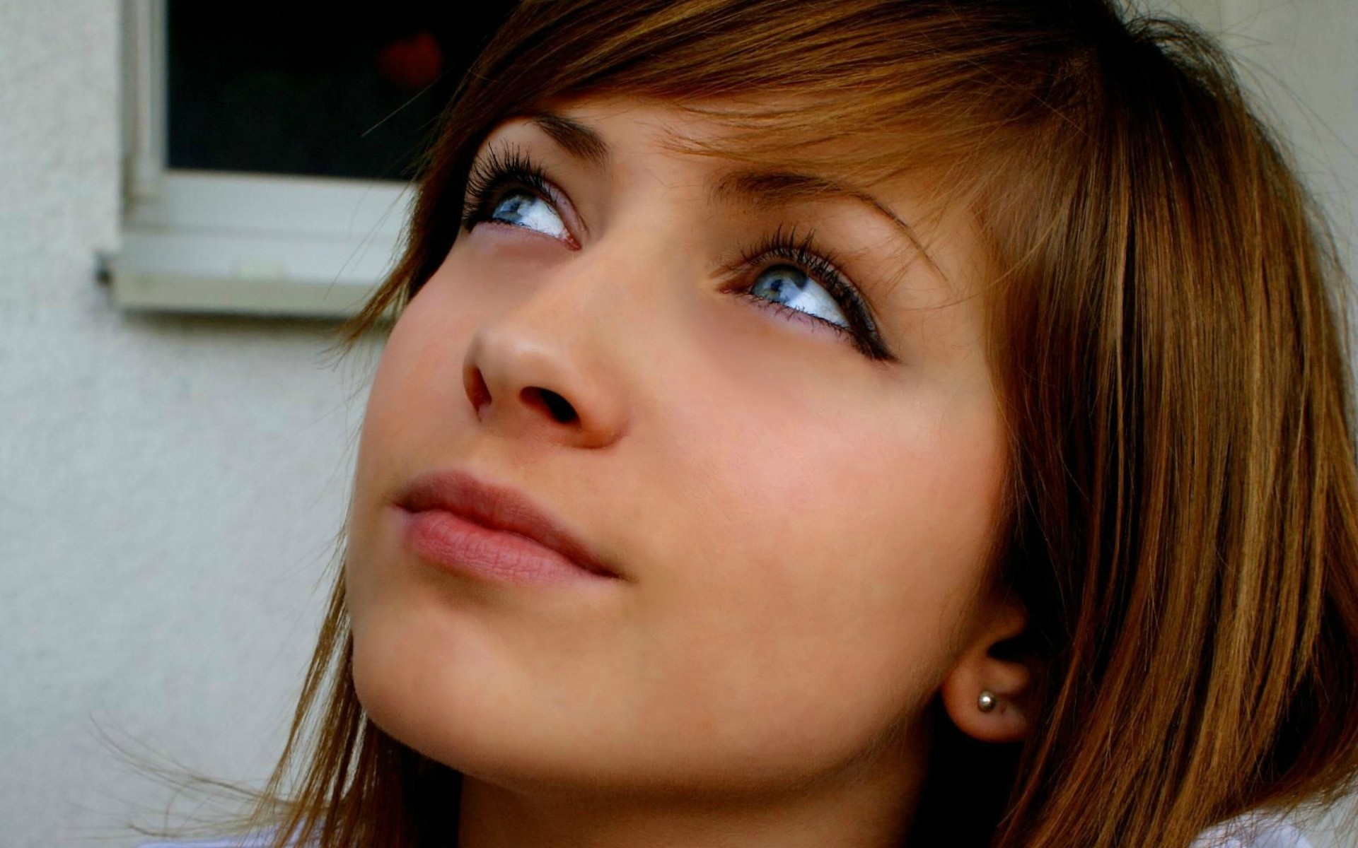 a woman girl brunette grey close up face