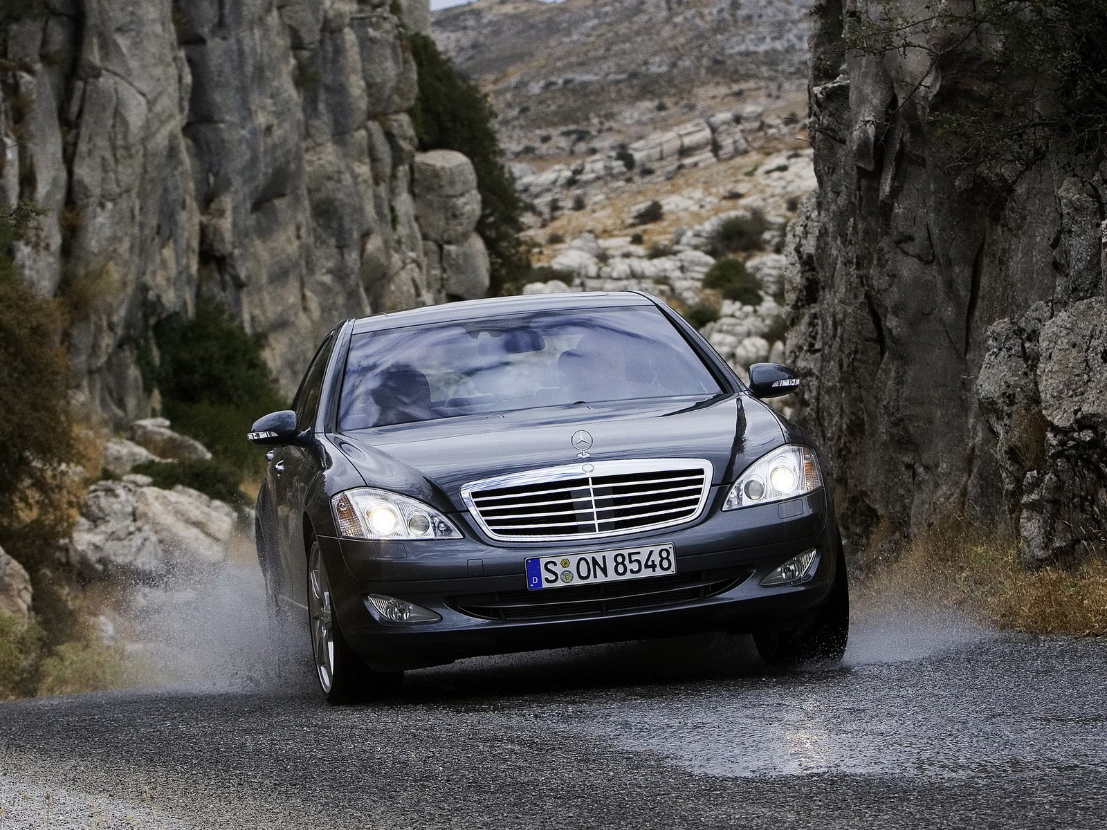 mercedes classe s montagnes roches pulvérisation