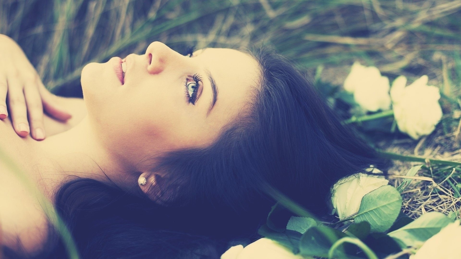 brunette herbe fille cheveux