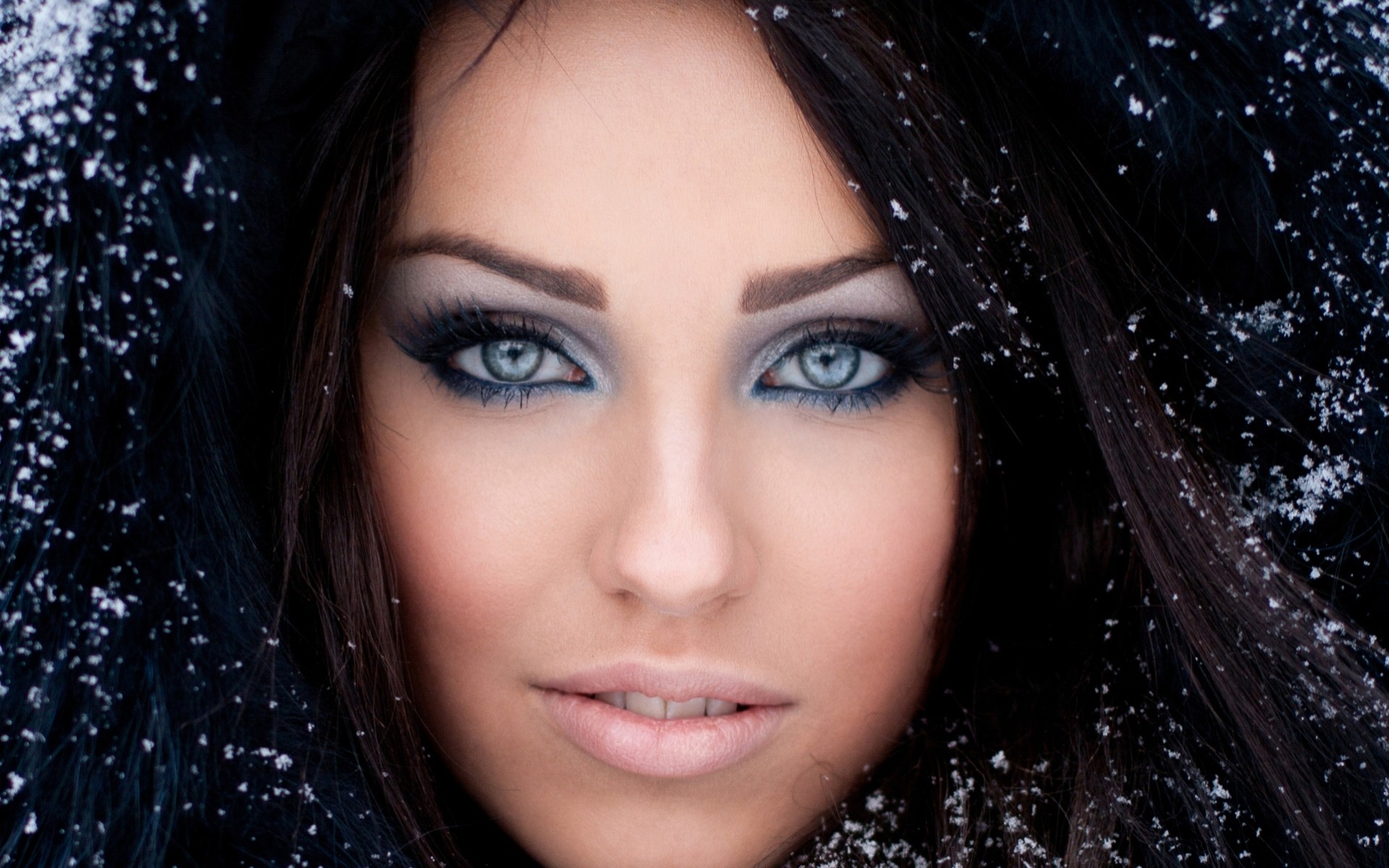брюнетка снег вид голубые глаза красота портрет зима