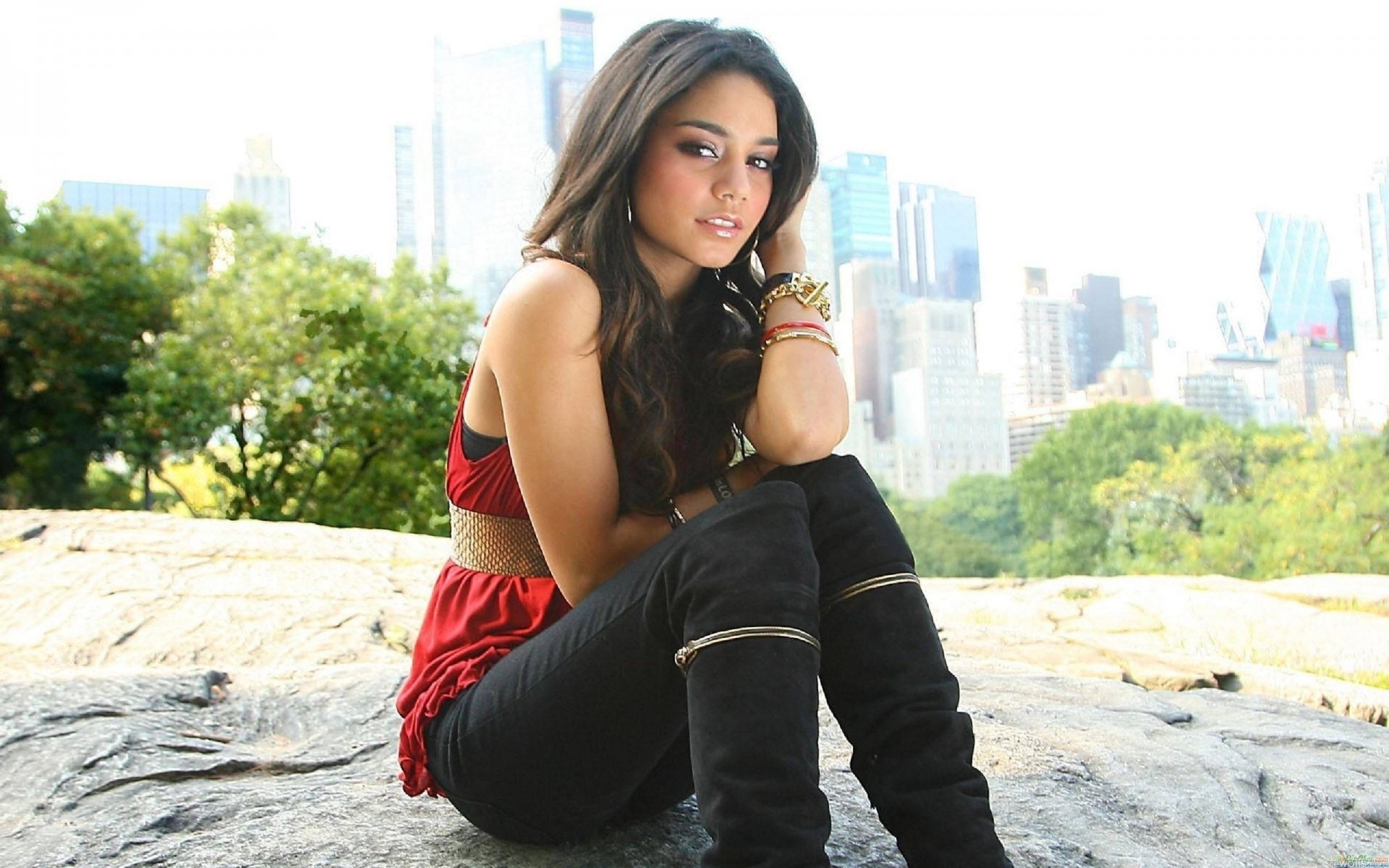 morena vanessa anne hudgens modelo sentado