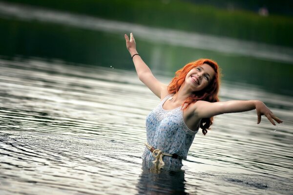 The maiden of the lake laughs in the water