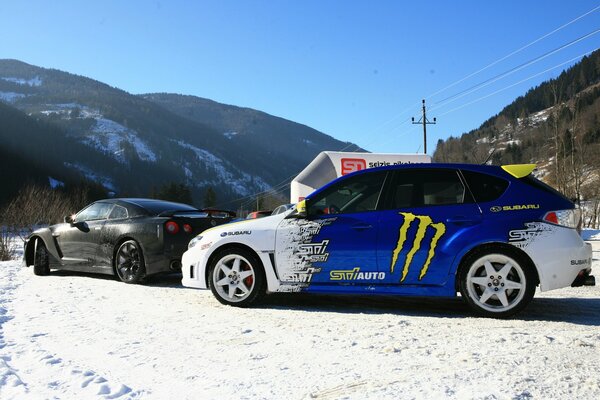 Subaru sur fond de neige et de montagnes
