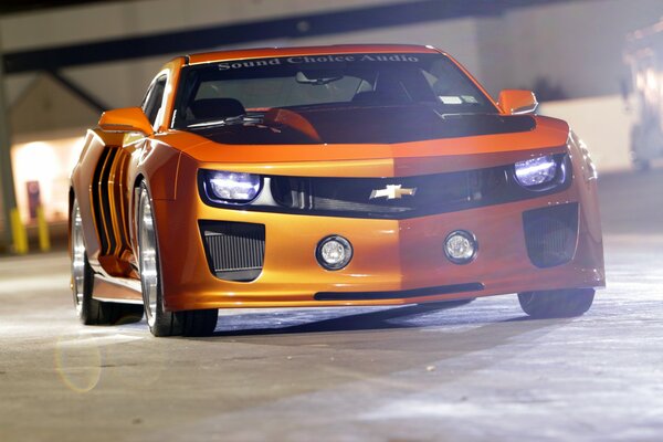 Chevrolet in Gelb mit Tuning