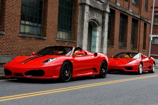 Ferrari rojo en el fondo de un edificio de ladrillo