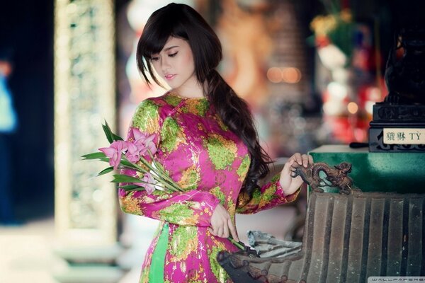 Fille asiatique apparence avec un bouquet de fleurs