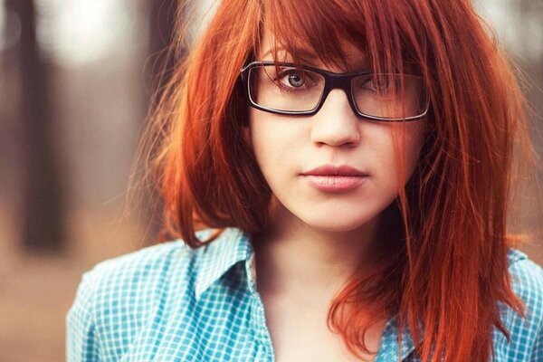 Pelirroja despeinada chica con gafas