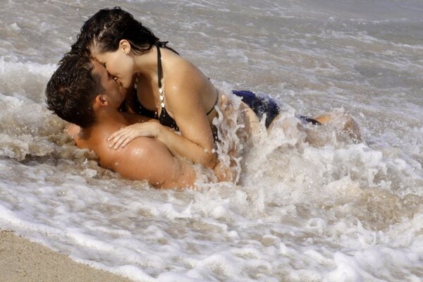 Fille avec un mec sur la mer se détendre