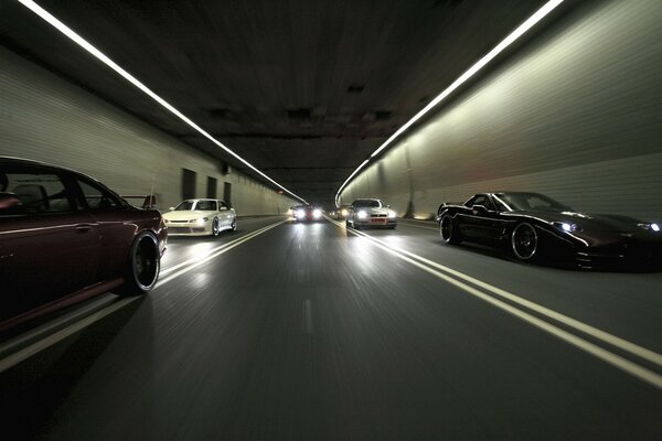 Die Bewegung der Autos durch den Tunnel Licht der Fahrbahn zum Parken