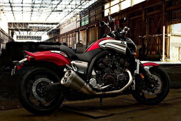 Foto von einem Motorrad in einer grauen Garage