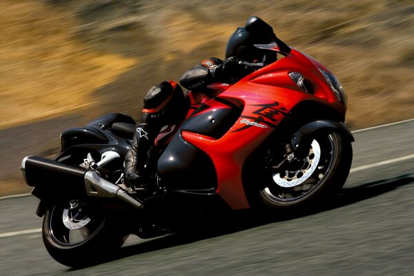 Montar a alta velocidad en una motocicleta roja brillante