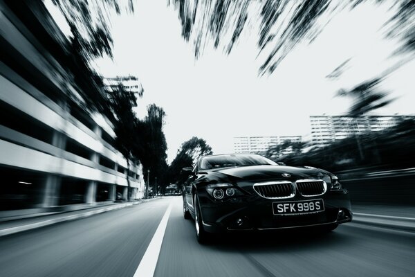 Черный динамичный BMW на трассе