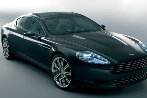 Aston Martim sur fond gris