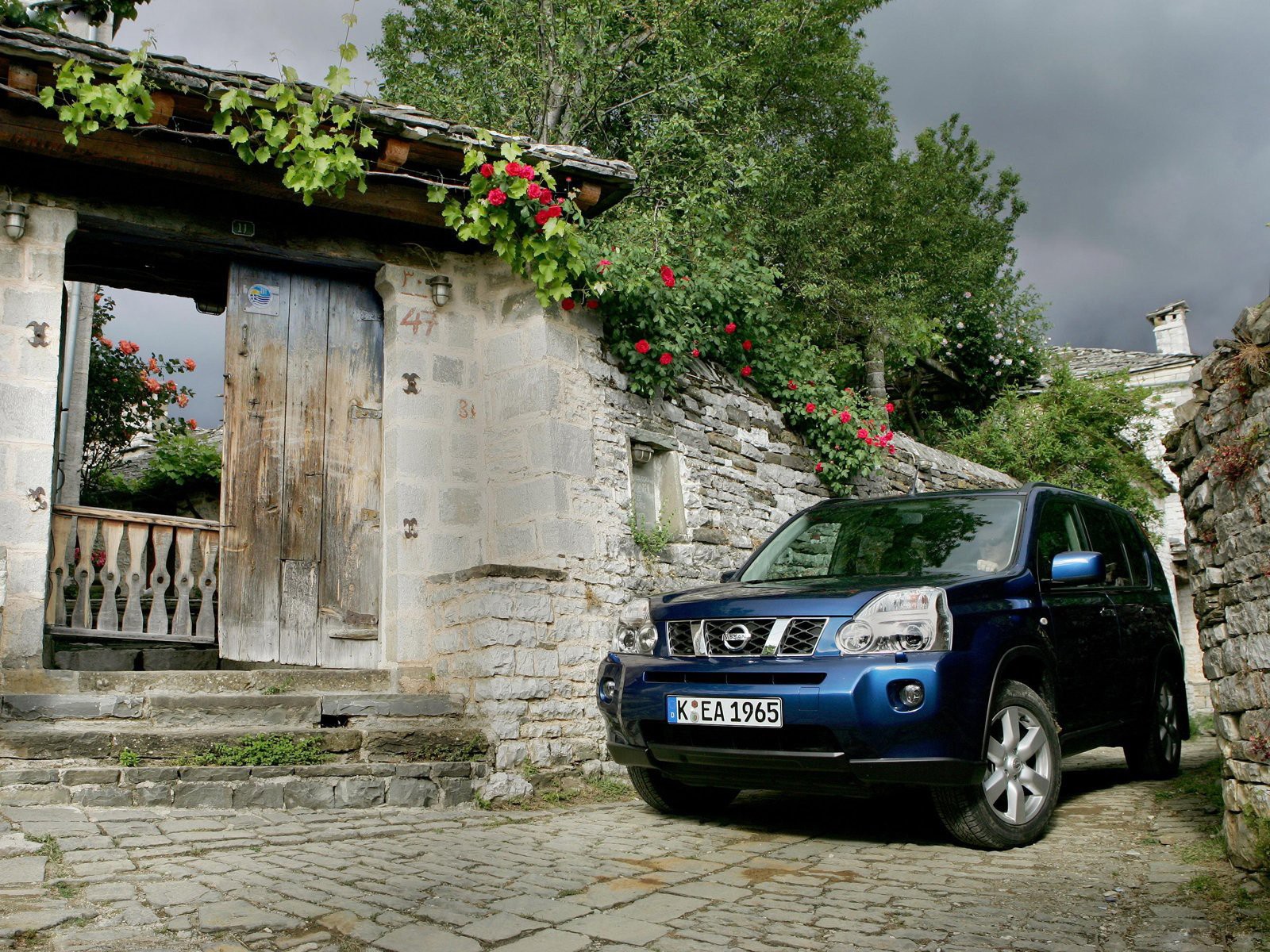 nissan paredes piedras carretera