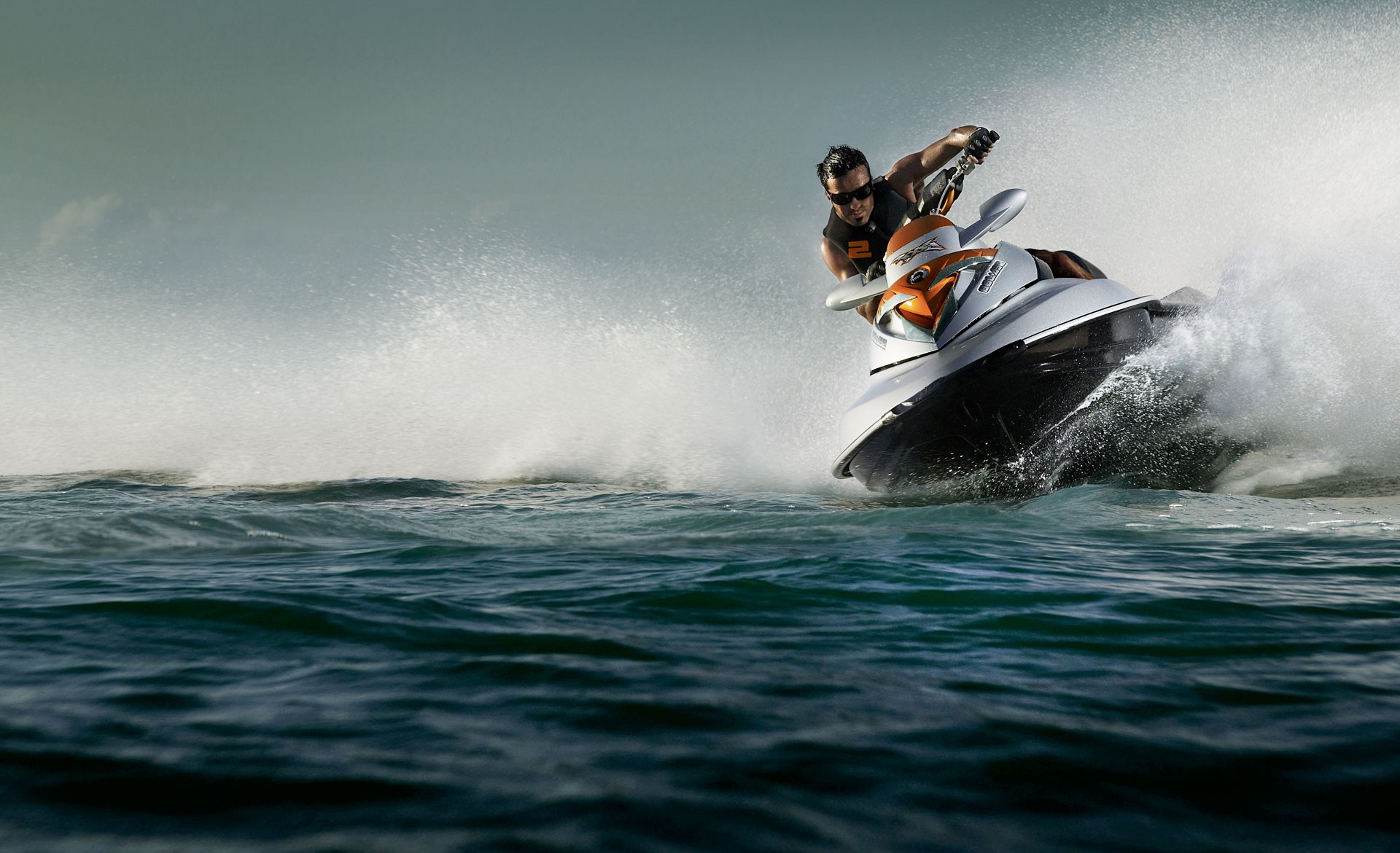 jet ski homme eau éclaboussures