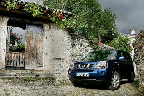 Blaues Auto auf Steinmauer Hintergrund