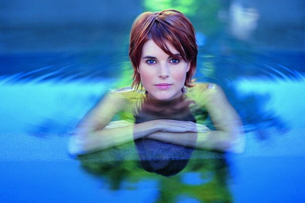 Mujer sexy en la piscina de agua