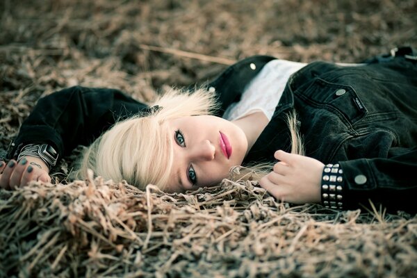 Blonde sur l herbe avec une apparence brillante