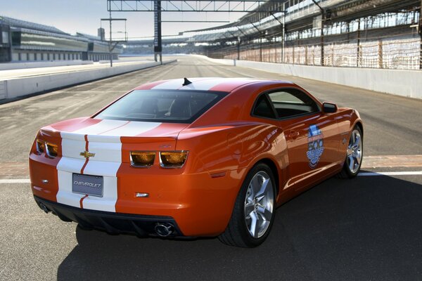 Chevrolet rouge et blanc sur la piste de course