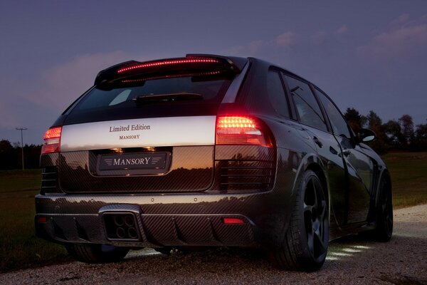 Porsche Cayenne sur une route de campagne, crépuscule