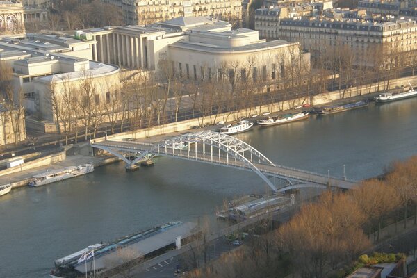 Pont sur la rivière dans la ville avec des bâtiments blancs