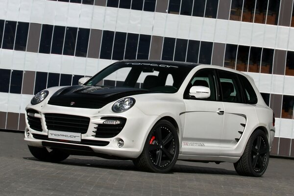 Voiture de sport Porsche couleur blanche sur fond de gratte-ciel