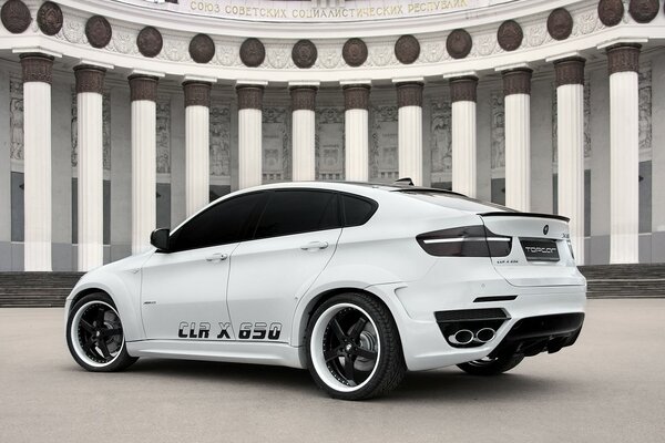 BMW X6 en VDNH se detiene