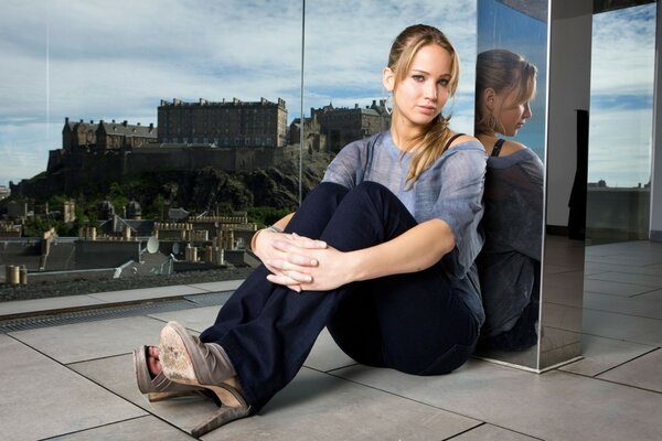 Femme sur fond de ville, réflexion