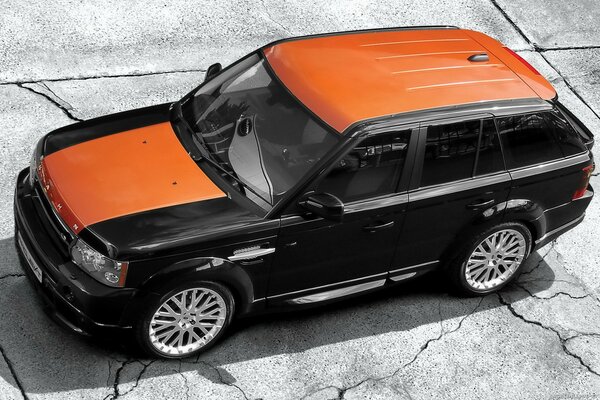 Czarny range rover sport z pomarańczowym dachem