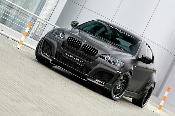 BMW X6 de color negro con vista frontal