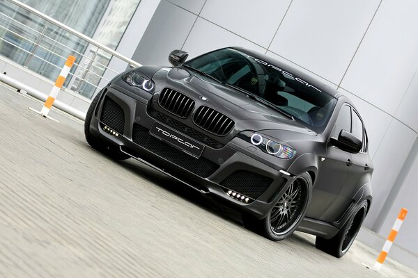 BMW X6 colore Nero Vista con anteriore