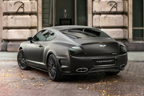 Чёрный Bentley вид сзади
