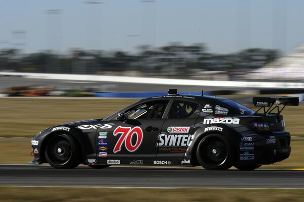 Coche deportivo Mazda en la pista de carreras