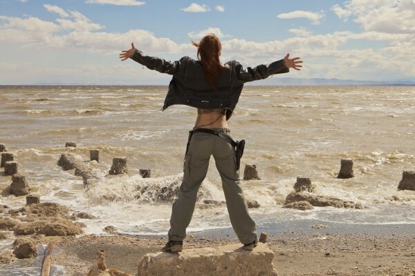 Photo de la jeune fille à l arrière près de la mer