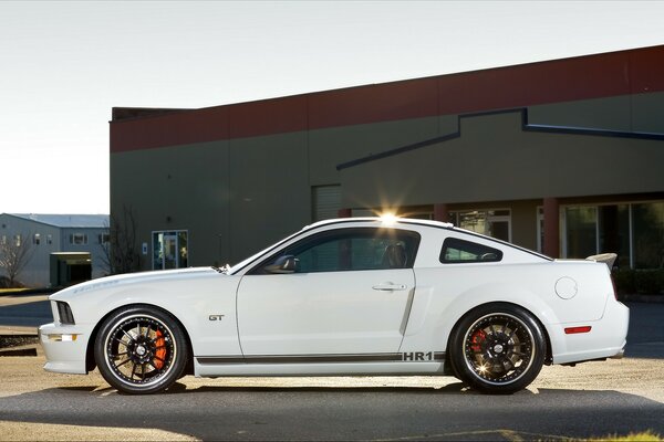 Weißer ford mustang gt