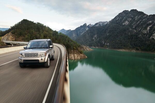 Werbefoto des SUV-Autos auf dem Hintergrund der Berge