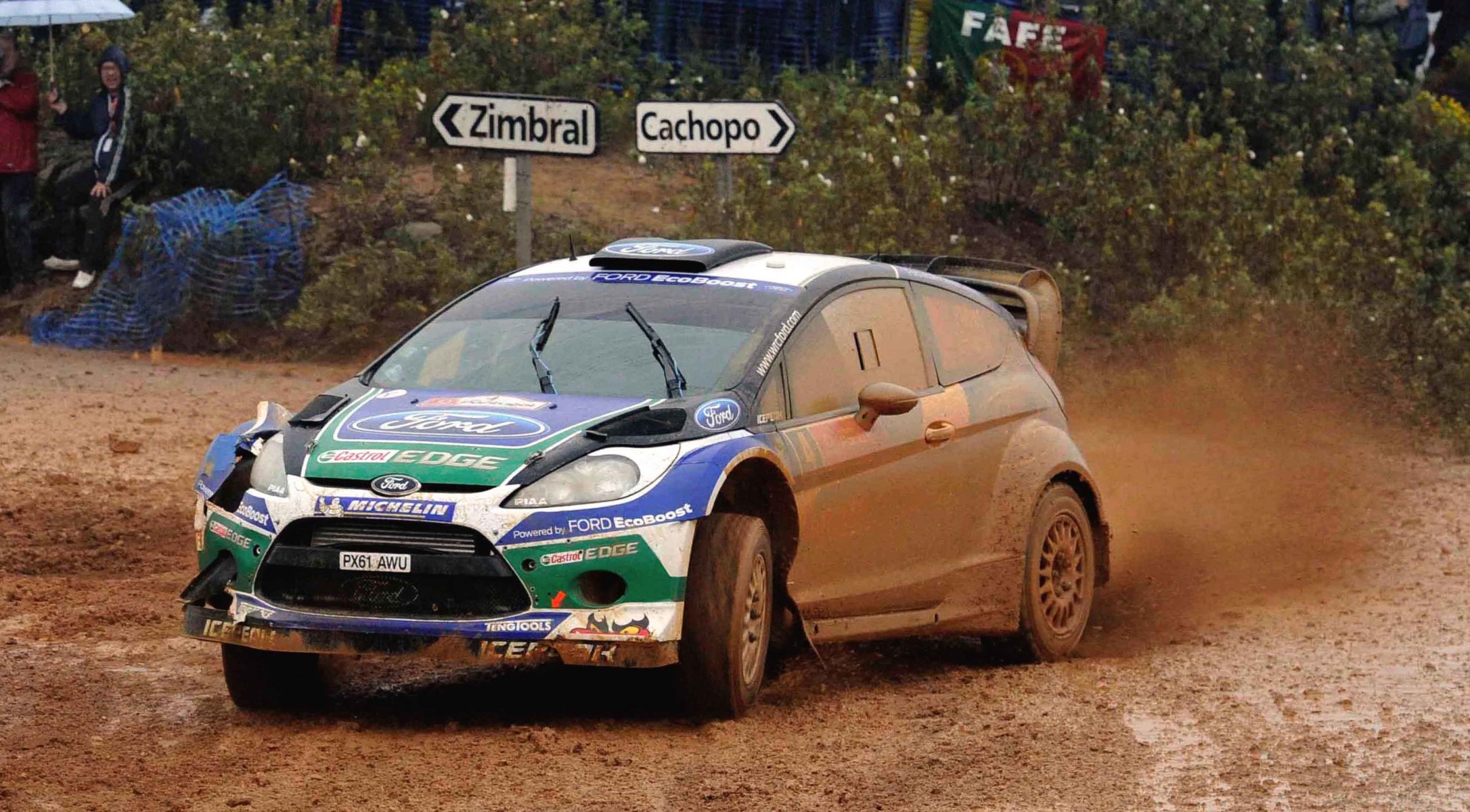 ford fiesta wrc rallye auto saleté nuageux avant sport voiture pluie course