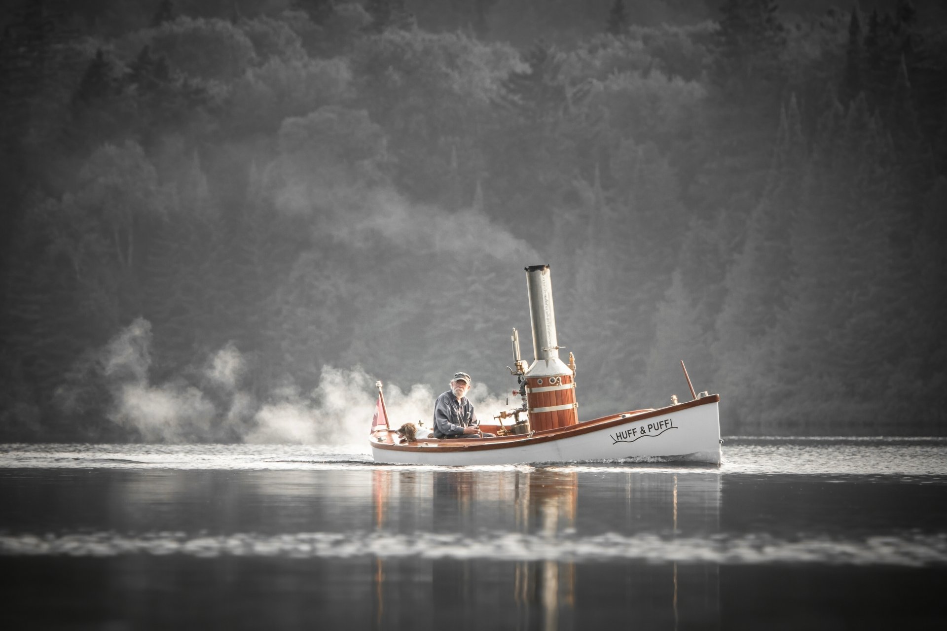 dampfboot boot alter mann hund fluss