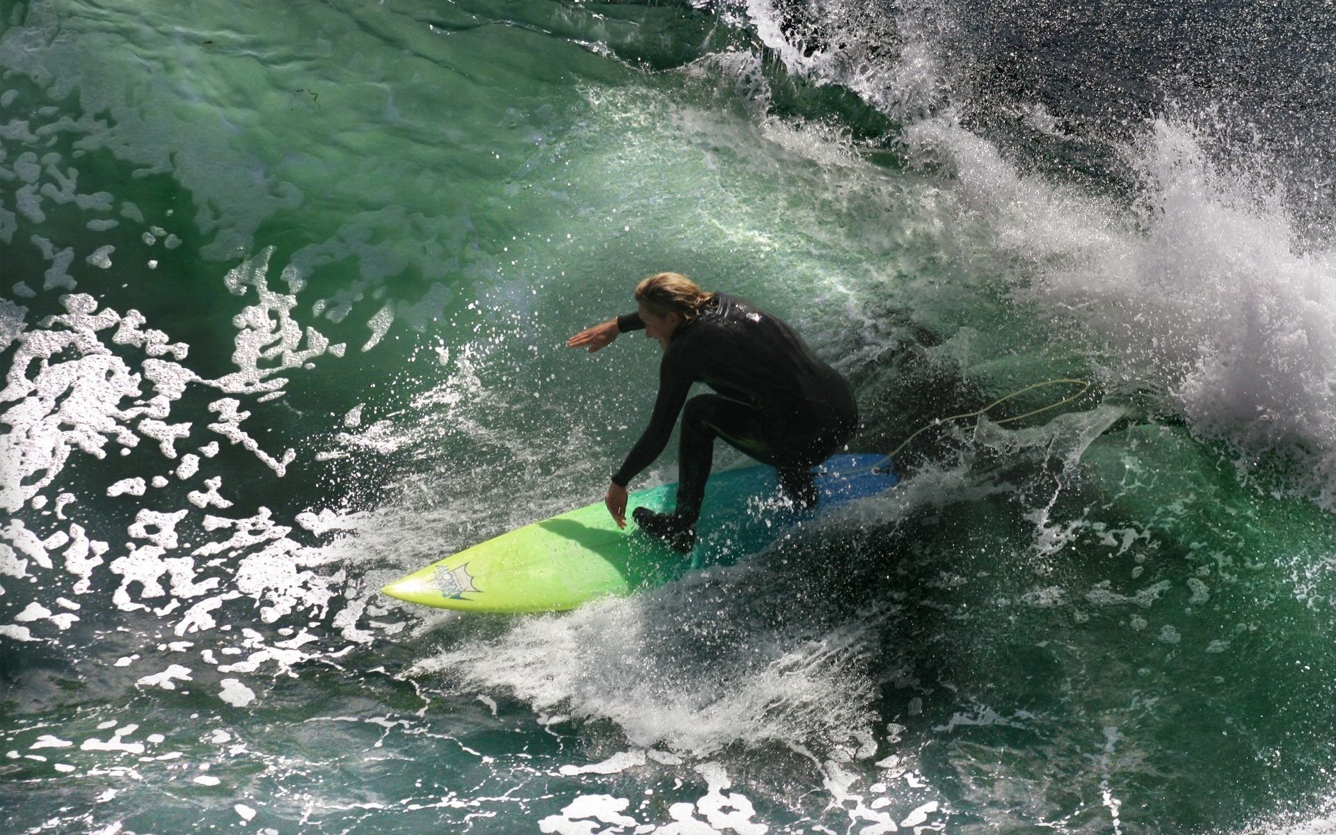 morze surfing fale woda ocean spray sport surfer sportowiec zielona woda pianka otchłań