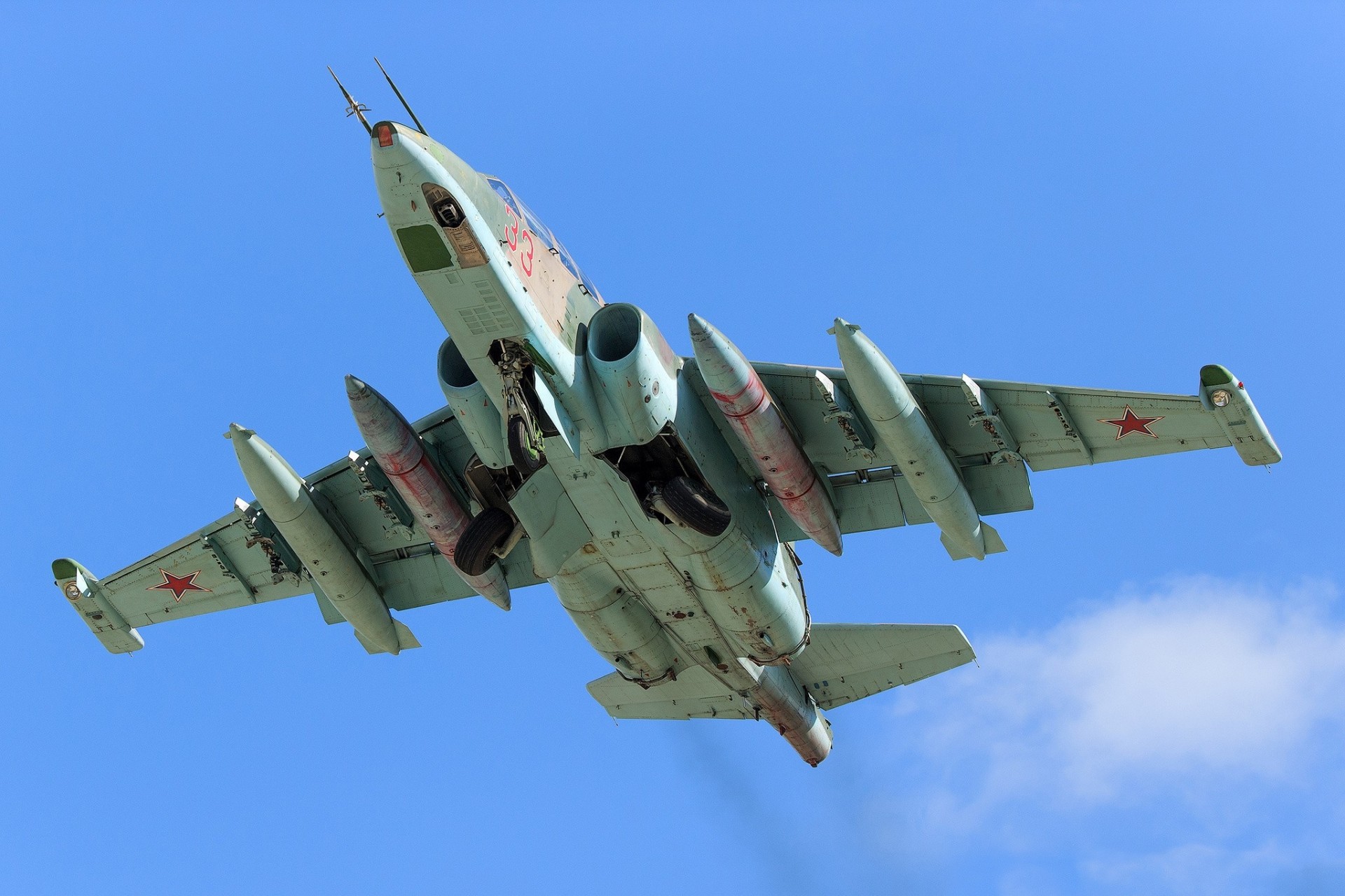 avión de ataque su-25ub despegue