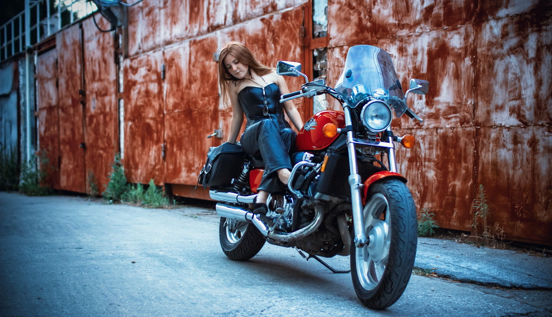 moto ragazza via