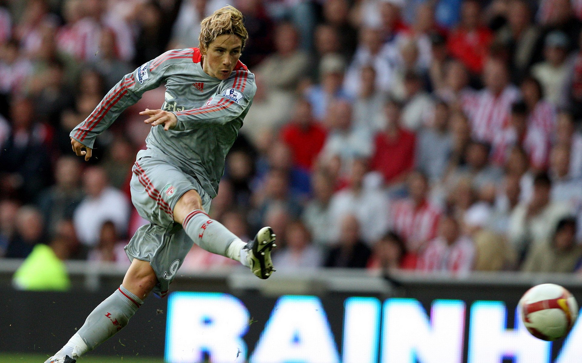 deportes patada futbolista pelota juego gol fútbol estadio aficionados partido duelo fernando torres football pelota gradas