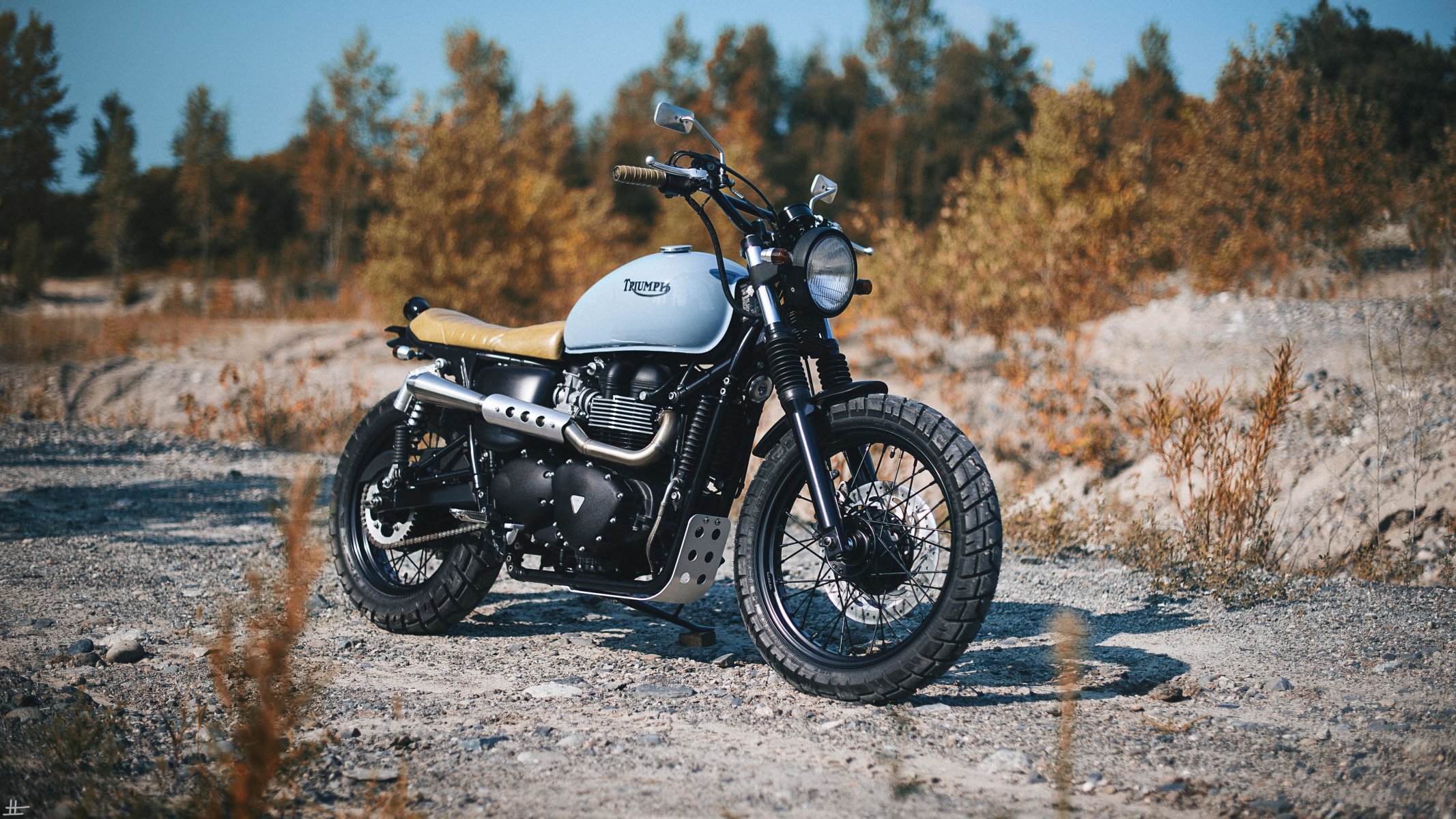 triumph bonneville ruedas vista trasera faros carretera árboles sombra