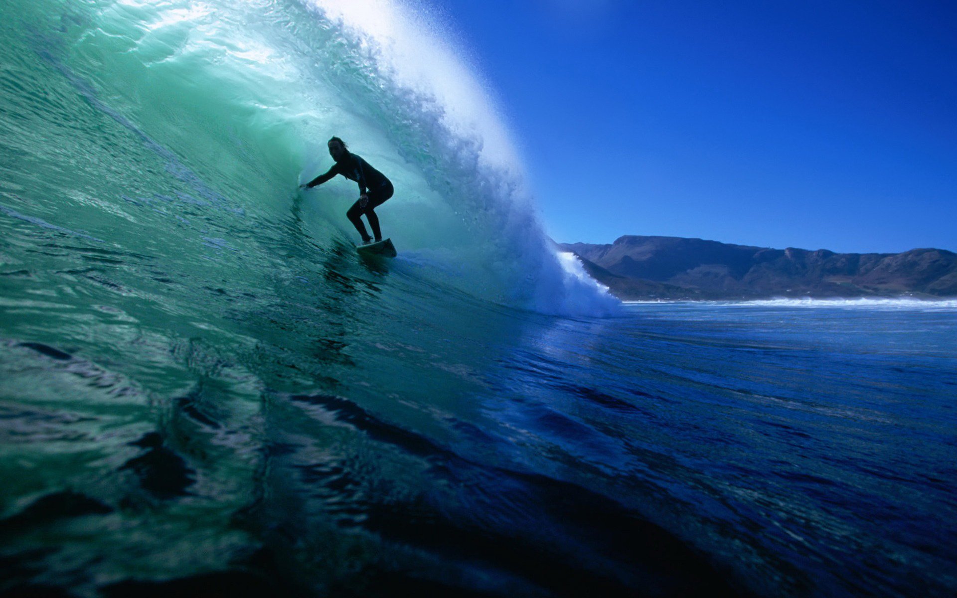 vague océan athlète snowboard surfeur eau mer montagnes ciel nature bleu éclaboussures homme surf surfeur