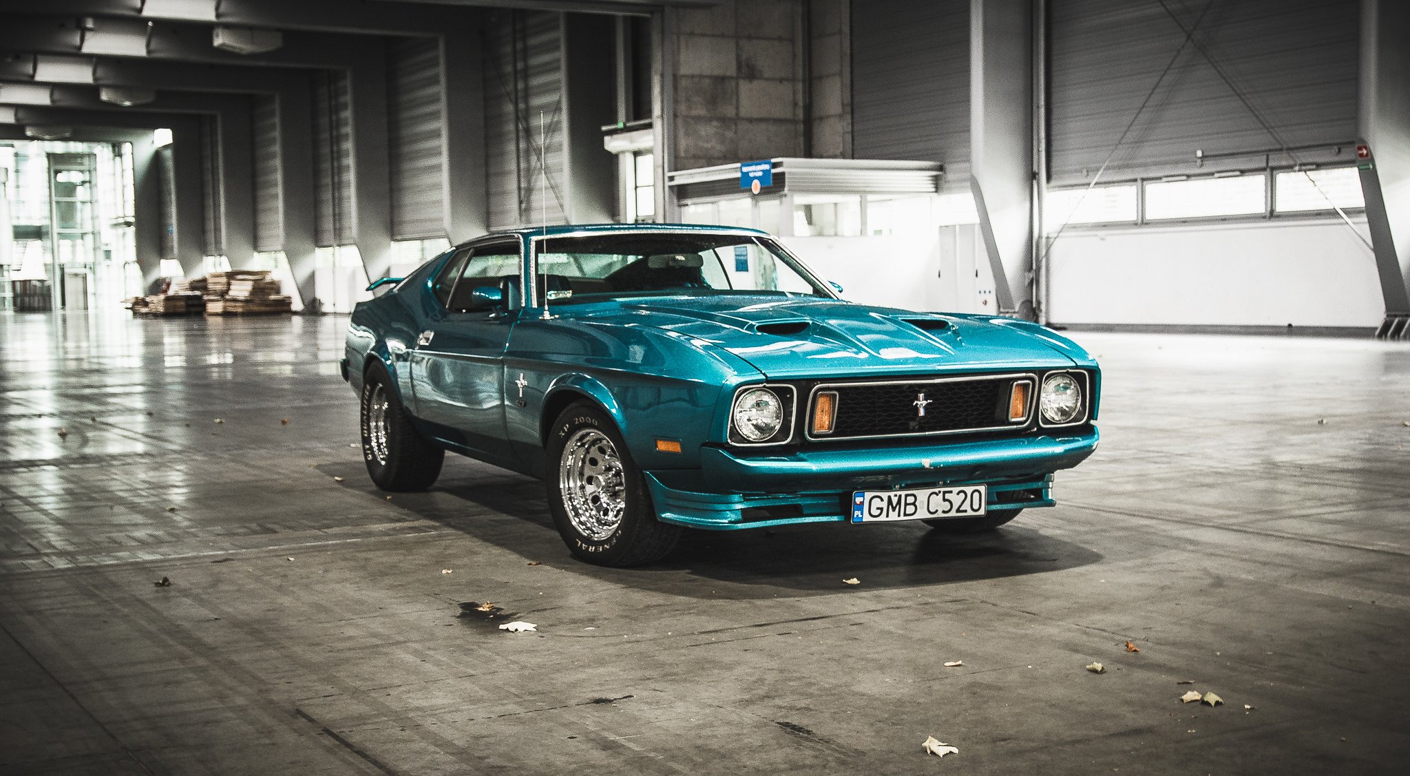 mustang ford 1973 koła reflektory hangar okna światło słoneczne