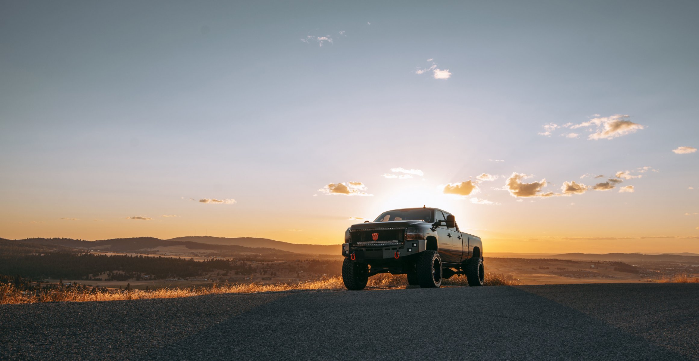 chevrolet gmc bprm duramax vue arrière route roues phares vallée collines horizon nuages ciel ombre soleil