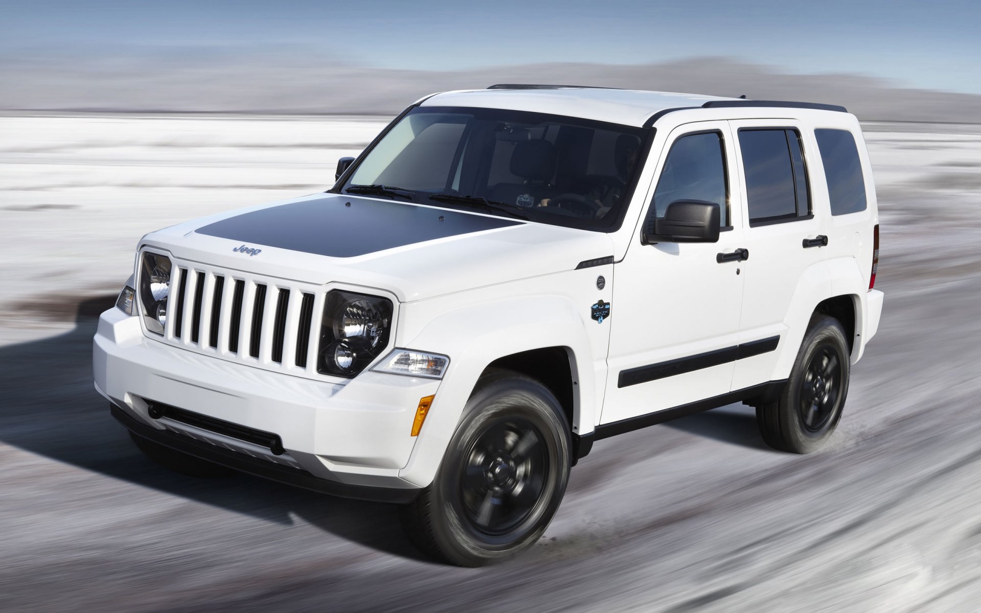 jeep liberty arctic suv biały auto w ruchu reflektory maska samochód