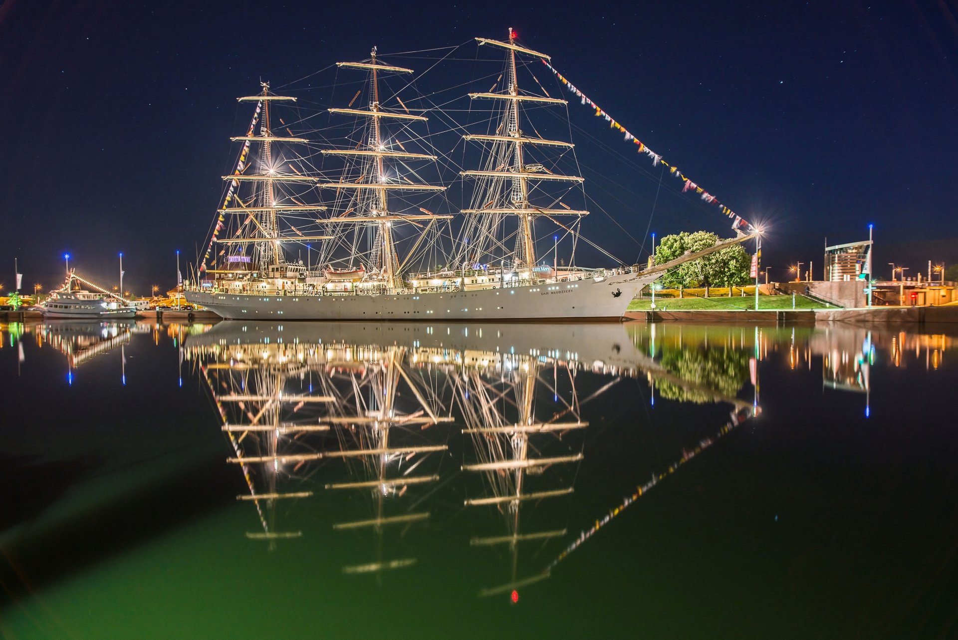 dono della gioventù bremerhaven germania fiume weser fiume weser fregata barca a vela fiume riflessione