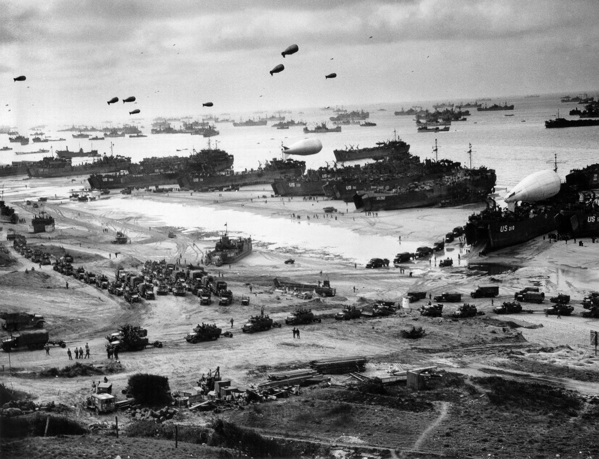 débarquement en normandie seconde guerre mondiale guerre noir et blanc matériel militaire